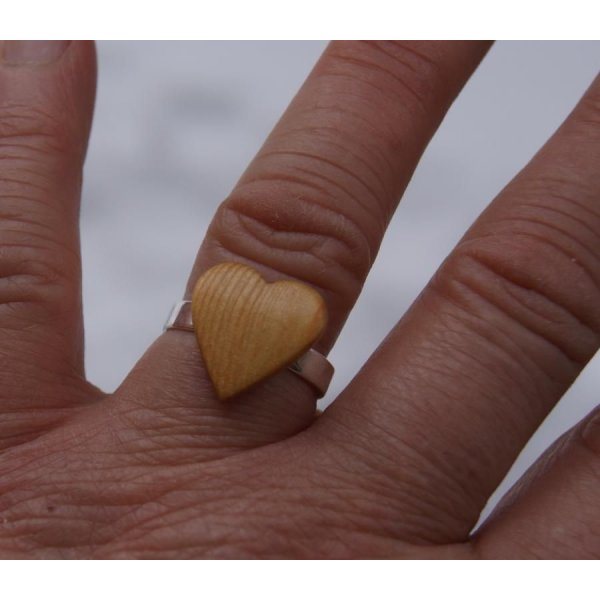 Bague cabochon en bois forme coeur Mélèze largeur 14mm