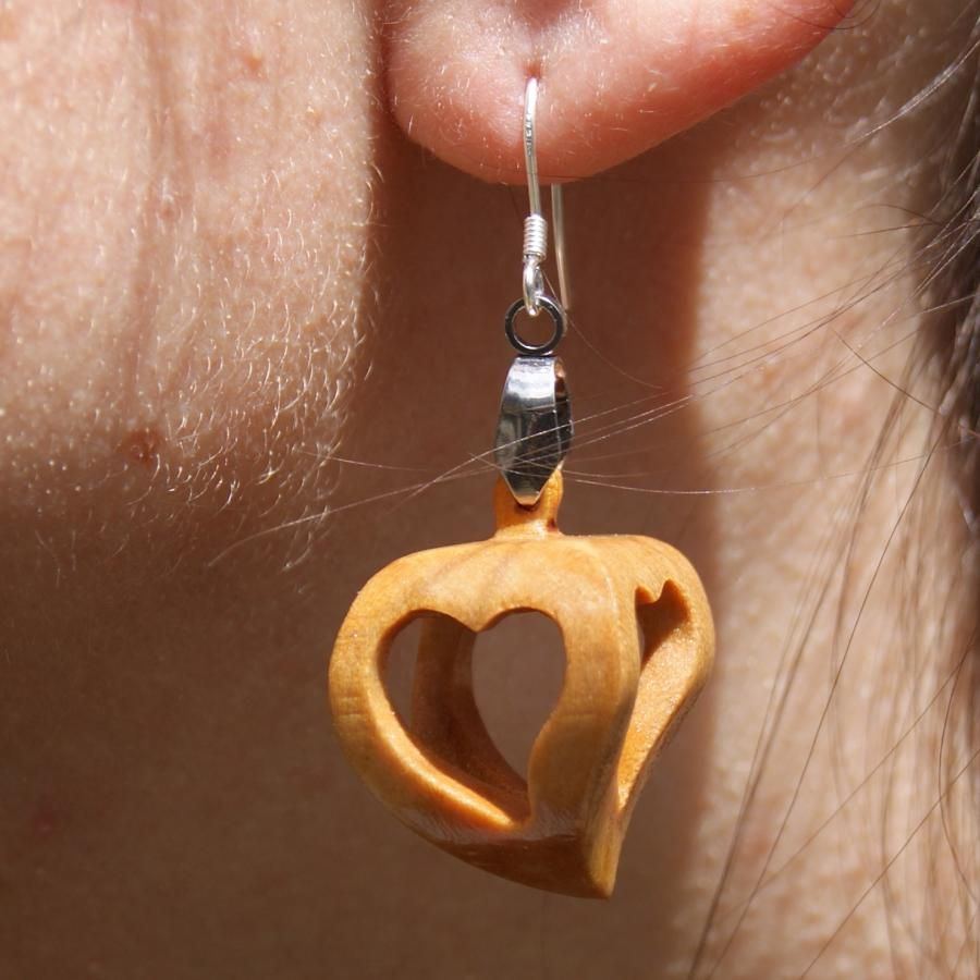 boucles d'oreilles forme 4 coeurs ajourés bois de merisier, a offrir pour la saint valentin, les noces de bois