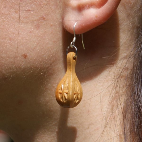 boucles d'oreilles goutte d'eau sculpt&eacute;e bijoux nature bois massif merisier fait main