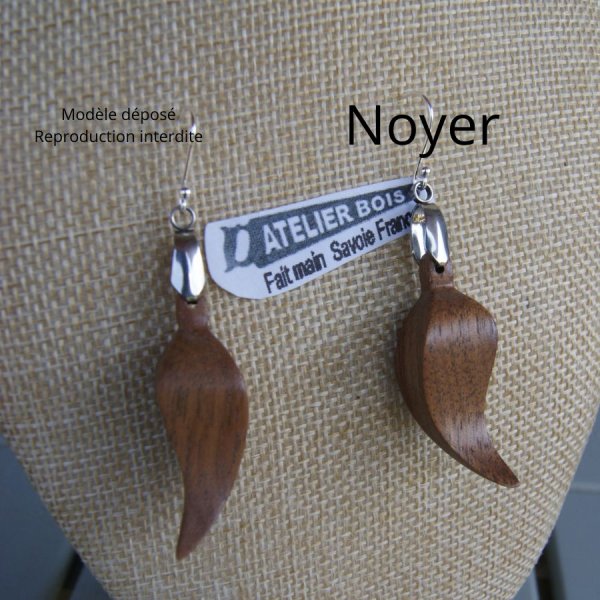feather earring ethical jewel in waxed cherry wood, nature, handmade
