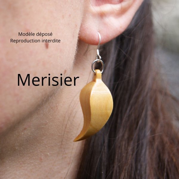 feather earring ethical jewel in waxed cherry wood, nature, handmade