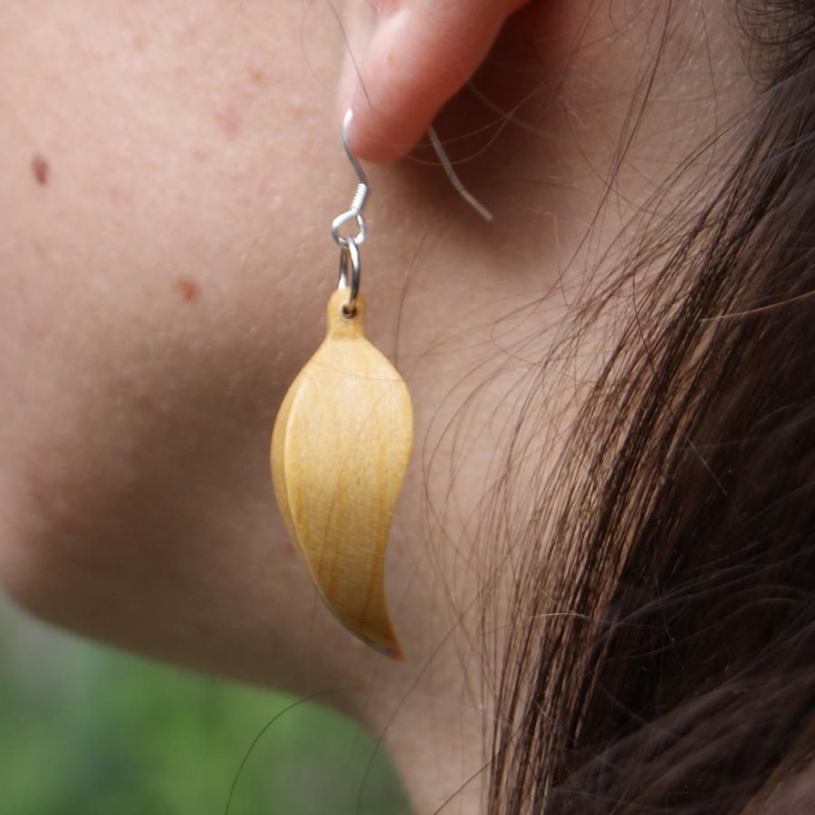 feather earring ethical jewel in waxed cherry wood, nature, handmade