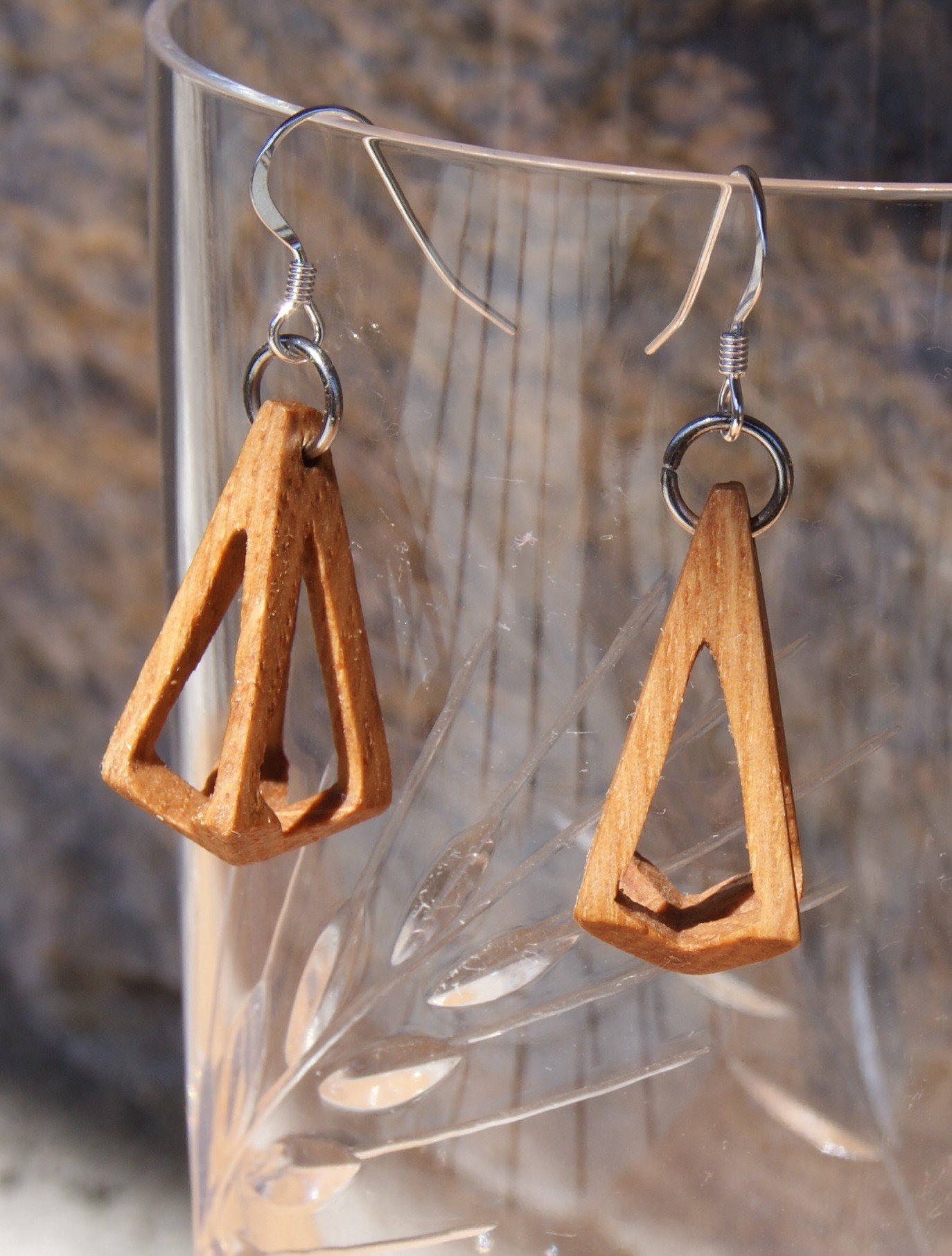 boucle d'oreille pyramide evid&eacute;e bijou ethique en bois cir&eacute;, nature, fait main