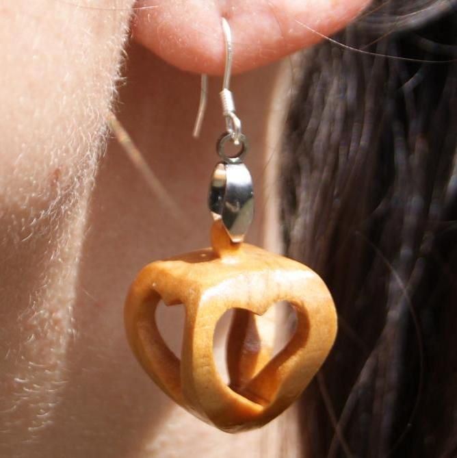 boucles d'oreilles forme 4 coeurs ajourés bois de merisier, a offrir pour la saint valentin, les noces de bois