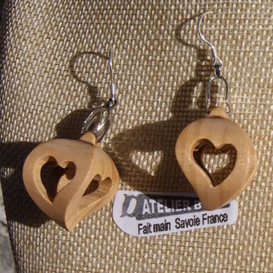 boucles d'oreilles forme 4 coeurs ajourés bois de merisier, a offrir pour la saint valentin, les noces de bois