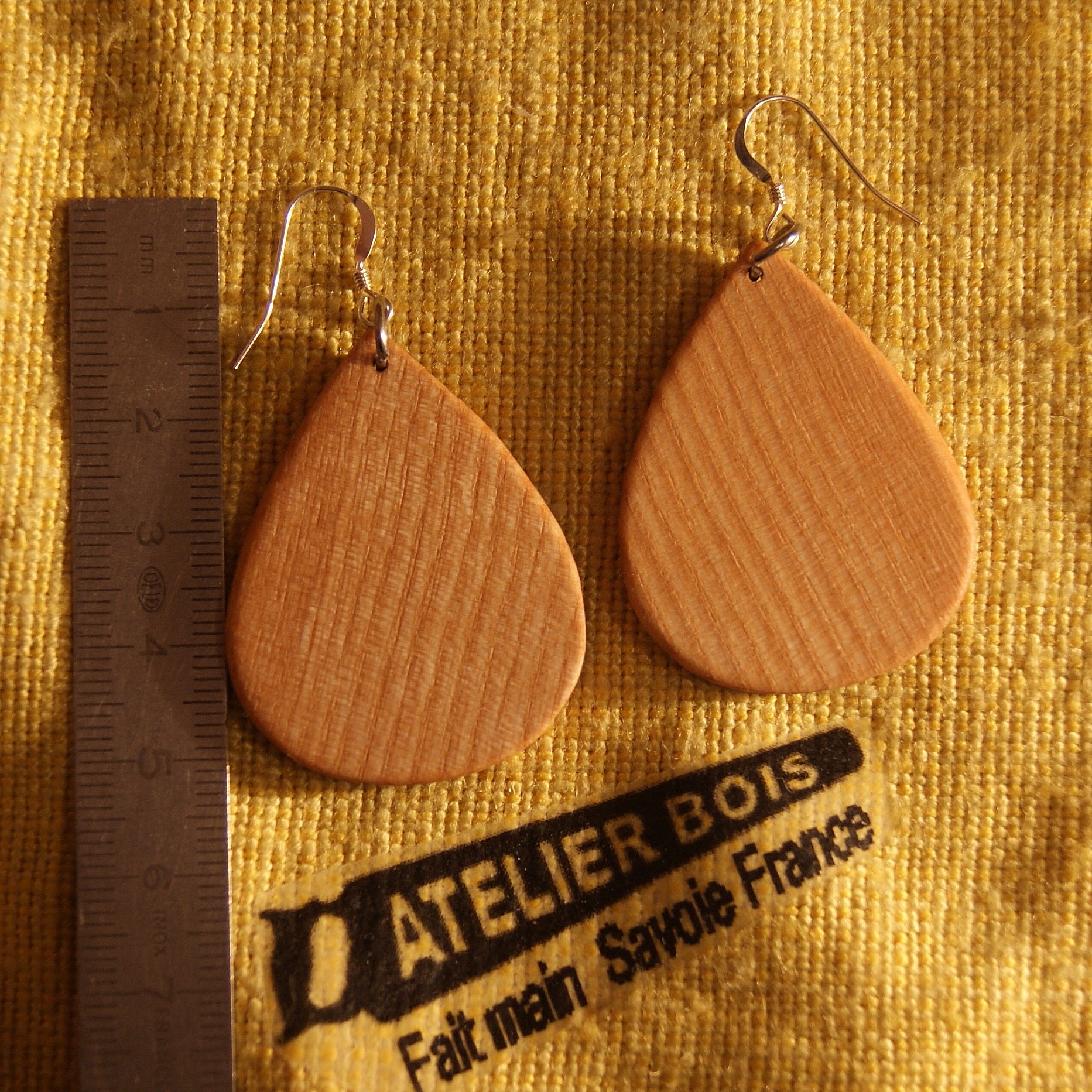 boucles d'oreilles goutte en bois bijoux &eacute;thiques fait main en bois, bijou nature cir&eacute;, pour oreilles perc&eacute;es