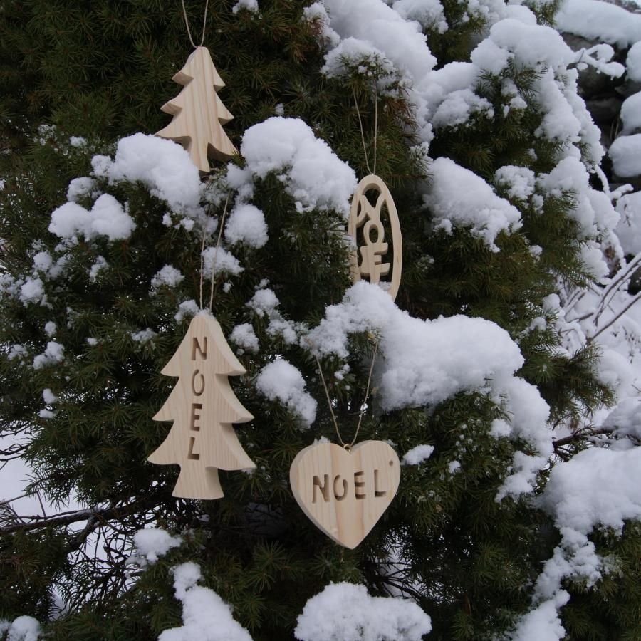 Christmas bauble 12 cm in solid spruce wood, handmade nature decoration