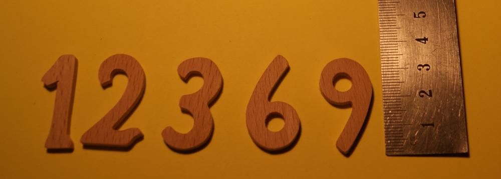 Numbers 1,2,3,6,9 in wood ht 3.2cm ep 3mm in beech wood for clock