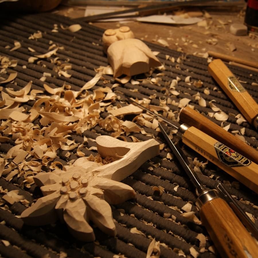 Edelweiss hand carved waxed nature