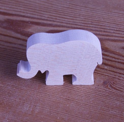 Miniature elephant figurine in solid wood to decorate handmade crafts 