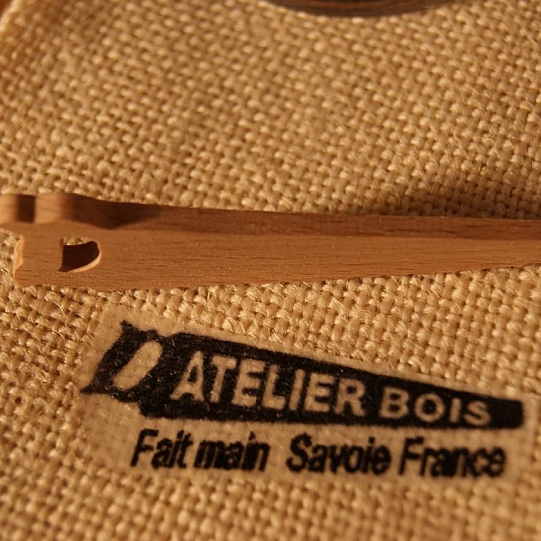 Miniature saw figurine made of solid beech wood, thickness 3mm, decorated with a christmas log