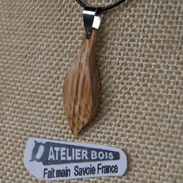 wooden pendant leaf made of waxed oak wood, handmade ethical jewel