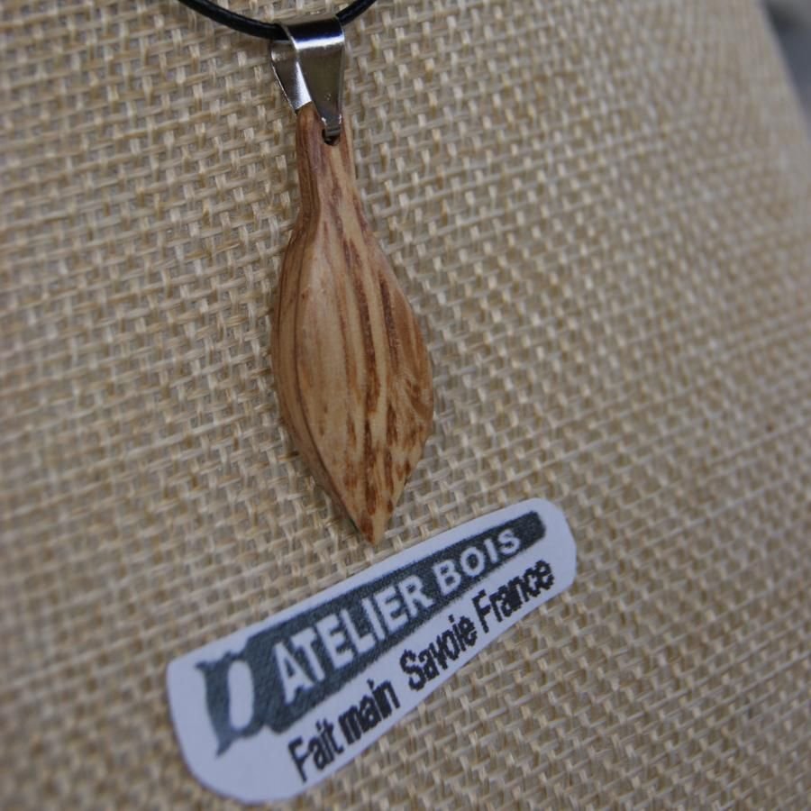 wooden pendant leaf made of waxed oak wood, handmade ethical jewel