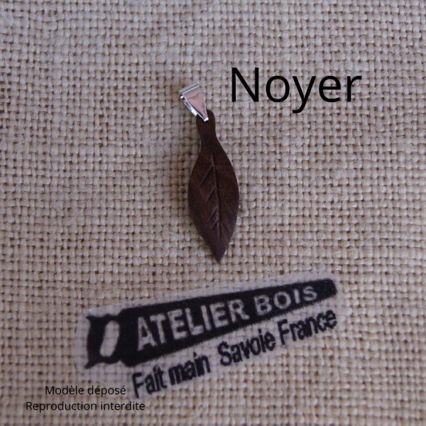 pendentif en bois feuille en bois avec nervures cir&eacute;, bijou &eacute;thique fait main