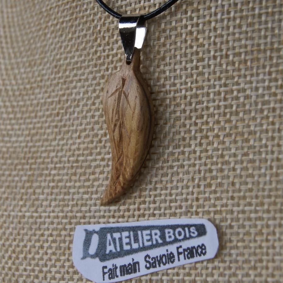 leaf pendant waxed oak wood, handmade jewel, with ribs