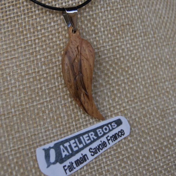 leaf pendant waxed oak wood, handmade jewel, with ribs