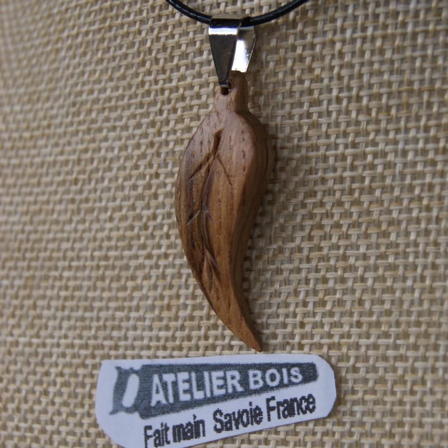 leaf pendant waxed oak wood, handmade jewel, with ribs