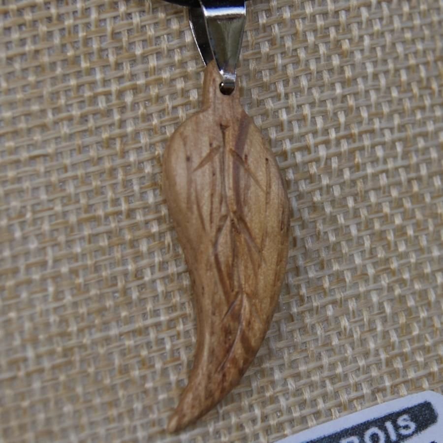 leaf pendant waxed oak wood, handmade jewel, with ribs