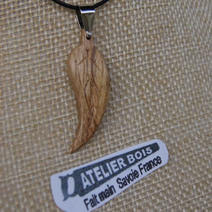 leaf pendant waxed oak wood, handmade jewel, with ribs