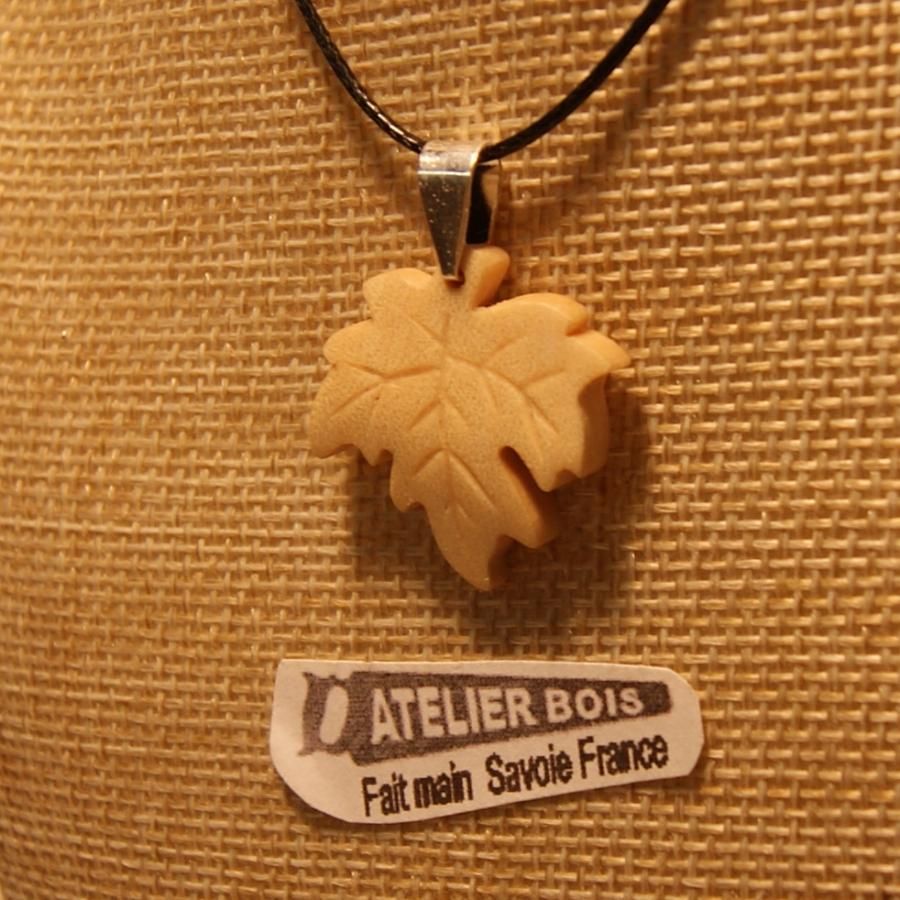 pendant maple leaf made of waxed ribbed maple wood ethical jewel, handmade