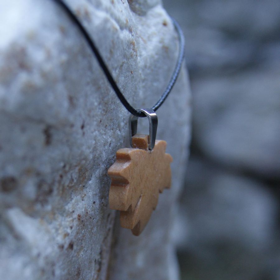 pendant maple leaf in waxed cherry wood ethical jewel 