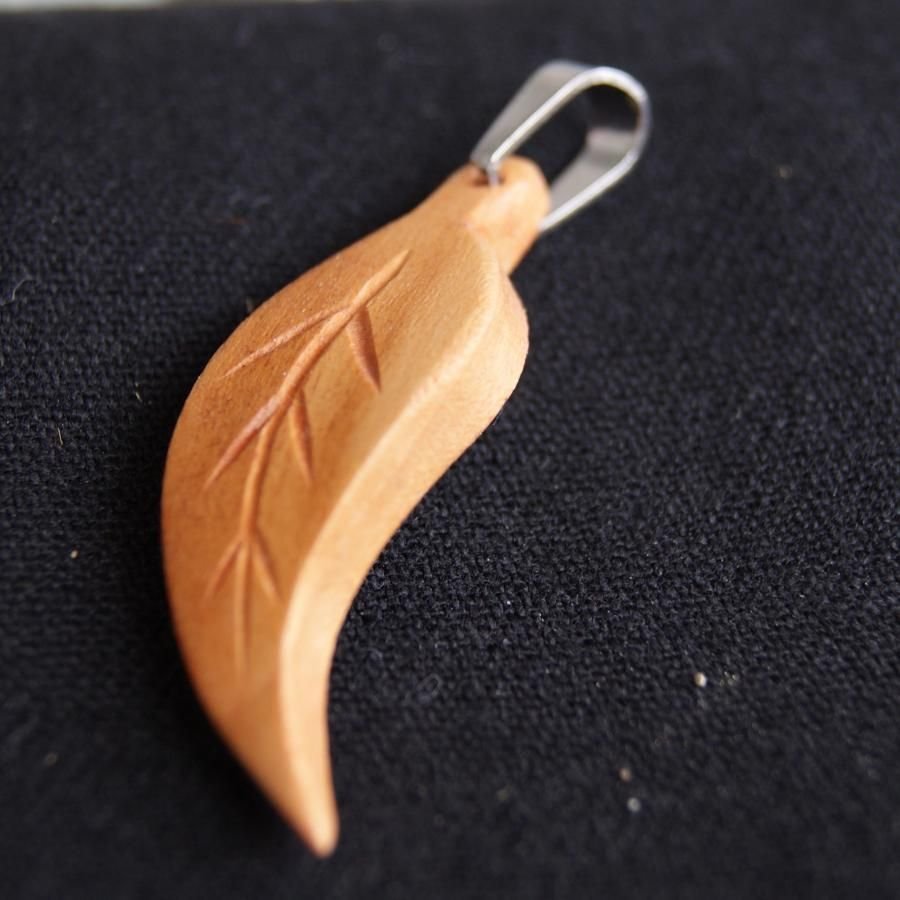 pendant leaf waxed cherry wood, handmade jewel with ribs