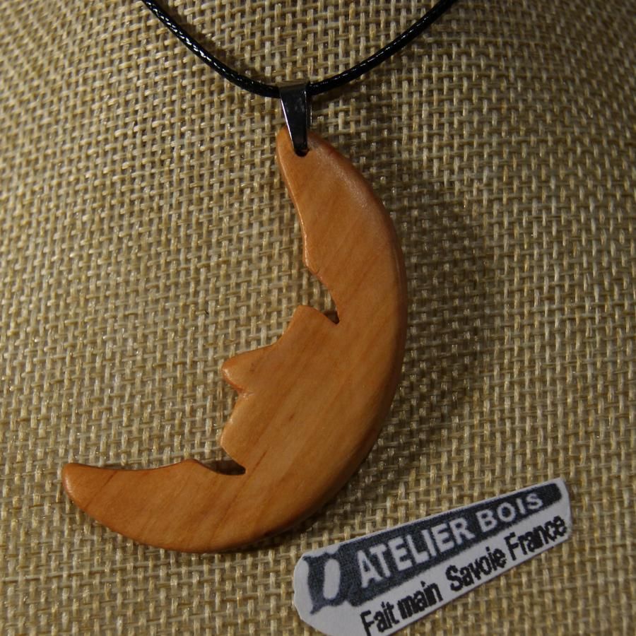 pendentif lune en bois de merisier bijoux bois et nature, fait main