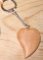 porte clef coeur inclin&eacute; merisier sculpt&eacute; fait main, cadeau saint valentin, noces de bois