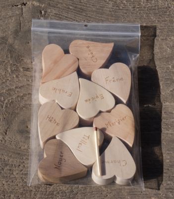 Bag of 10 hearts of different species of wood hand-pyrographed solid wood