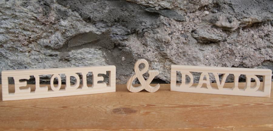 sign and, ampersand 5 cm in wood to pose