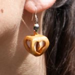 boucles d'oreilles forme 4 coeurs ajourés bois de merisier, a offrir pour la saint valentin, les noces de bois