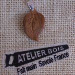 pendentif feuille ronde en bois nervuré ciré bijou éthique, fait main