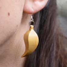 feather earring ethical jewel in waxed cherry wood, nature, handmade