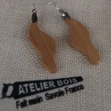 wave earring in wood of meleze ethical jewelry, nature jewelry waxed, handmade