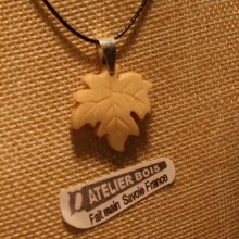 pendant maple leaf made of waxed ribbed maple wood ethical jewel, handmade