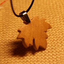 pendant maple leaf in waxed cherry wood ethical jewel 